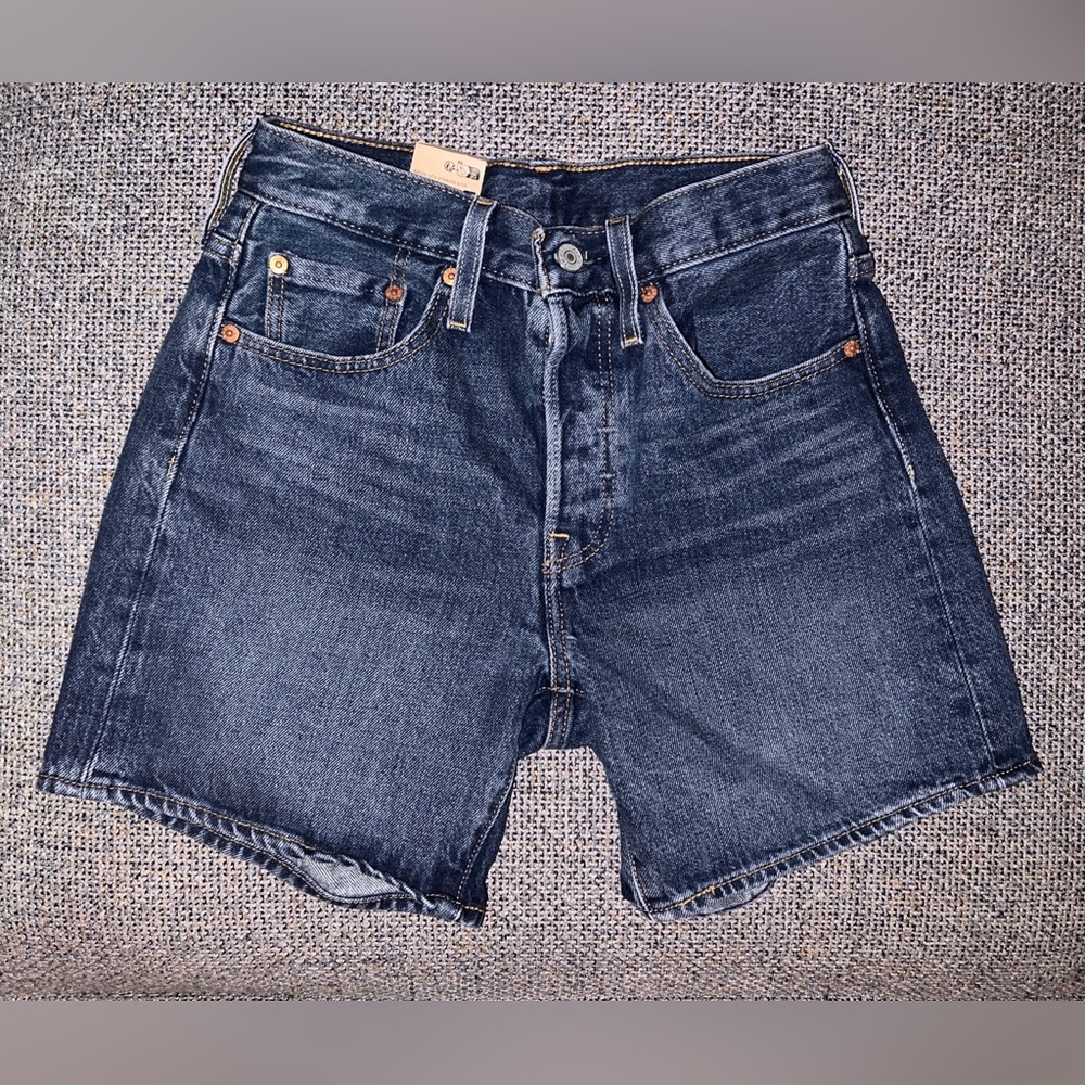 Levi's 501 MID THIGH SHORTS Size: W26 Style #: 858330056 Blue ButtonFly New wTag